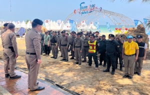 ปล่อยแถวและชี้แจงภารกิจให้กับข้าราชการตำรวจที่ปฏิบัติหน้าที งานโลกทะเลชุมพร ครั้งที่ 32